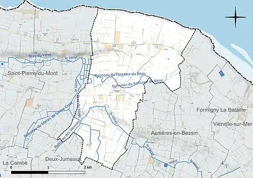 Carte en couleur présentant le réseau hydrographique de la commune