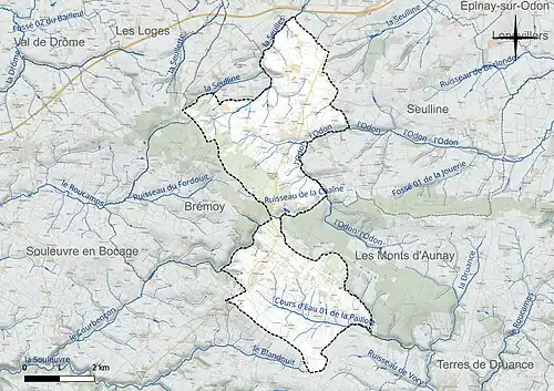Carte en couleur présentant le réseau hydrographique de la commune