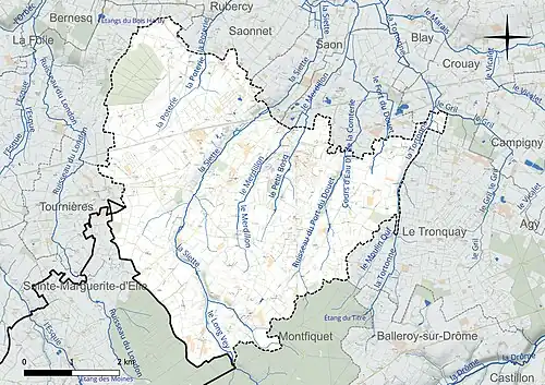 Carte en couleur présentant le réseau hydrographique de la commune
