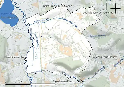Carte en couleur présentant le réseau hydrographique de la commune