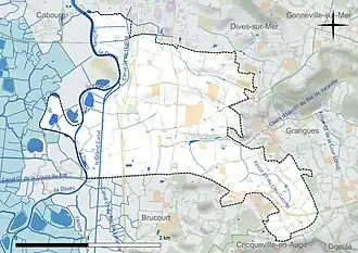 Carte en couleur présentant le réseau hydrographique de la commune