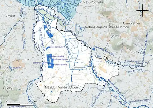 Carte en couleur présentant le réseau hydrographique de la commune