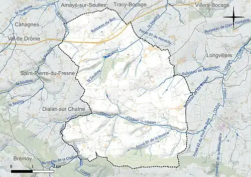 Carte en couleur présentant le réseau hydrographique de la commune