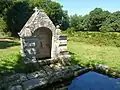 La fontaine de dévotion près de la chapelle Sainte-Catherine.