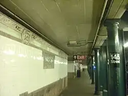 vue d'ensemble du quai avec les cartouches le plafond et les colonnes.