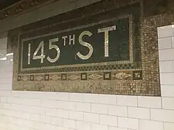 Gros plan sur cartouche en mosaïque, inscription 145thST.