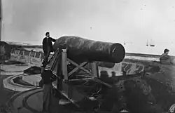 Photo d'époque d'un canon Rodman de 380&nbsp;mm monté sur un affût à barbette à Fort Monroe, Virginie.