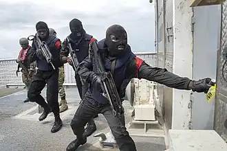 Des gendarmes gabonais à l'entrainement