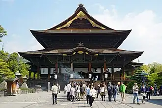 Le Kondo (salle d'or) du Zenkô-ji en 2016. Son faîte atteint 30 mètres et sa superficie est de 1 766 m2.
