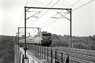 La BB 16052 en tête d'un train de voyageurs, sur le viaduc.