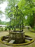 Château de Trégarantec ː le puits (situé dans les jardins) et son armature en fer forgé.