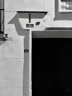 Symboles au-dessus de l’entrée du no&nbsp;16.