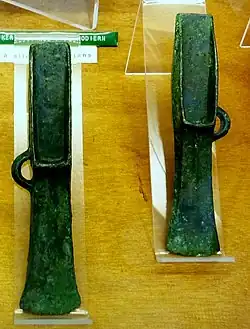 Haches à aileron trouvées dans le dépôt de Kergoustance en Plomodiern (Musée de la préhistoire finistérienne de Penmarc'h).