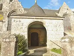 Le porche de l'église paroissiale Saint-Idunet.
