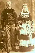 Un couple de la région de Landudal en costume traditionnel vers 1920