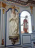 Chapelle du ch̩âteau de Trégarantec ː Vierge à l'Enfant (Notre-Dame du Bon Secours) et statue d'un saint.