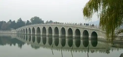 Le pont aux dix-sept arches.
