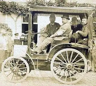 La numéro 64 Panhard & Levassor, conduite par Émile Mayade