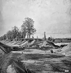 Travaux de réparation sur le canal latéral à Fourques.