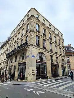 No&nbsp;18 : à l'angle des rues Poissonnière et Beauregard.