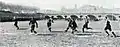 1903 - Finale du championnat de France de rugby : une passe entre trois-quarts stadistes français, en sortie de mêlée (Prairie des Filtres).