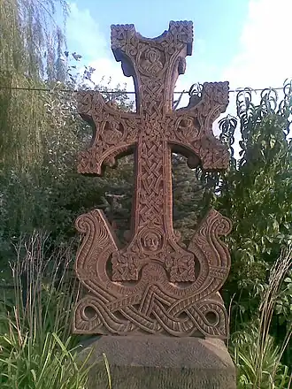 Khatchkar aux bras libres, date récente, Sourp Gevorg de Moughni.