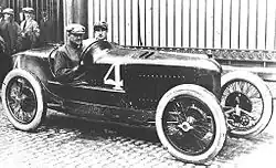 Photo de Felice Nazzaro, statique, prenant la pose au volant d'une Fiat 804.
