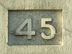 Numéro sculpté de 1928.