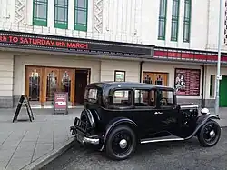 Berline Berkeley Sixteen 1934 in period setting