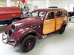 202 UH limousine commerciale dite « Canadienne ».