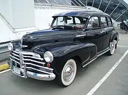 Les versions 1946-48 garderont la carrosserie d'avant-guerre, très différente de celle créée en 1941 aux États-Unis.