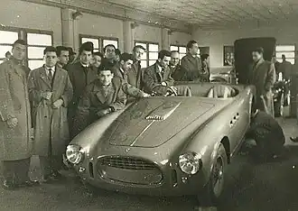 Avec une Ferrari 340 à l'usine Ferrari de Maranello (1952)