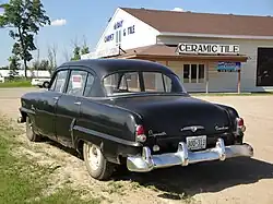 Vue arrière d'une berline quatre portes.