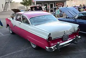 Ford Fairlane Crown Victoria de 1955, vue arrière