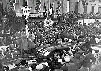 Maserati 350 (no 3501) au départ des Mille Miglia 1956, avec Stirling Moss.