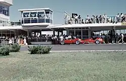 Photo de la D50 de Luigi Musso à côté de l'ancienne 625 de José Froilán González au Grand Prix de Buenos Aires en 1957