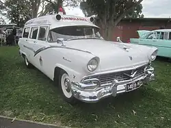Ambulance de 1957 sur base Mainline.
