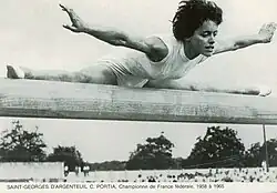 gymnaste en grand écart sur une poutre