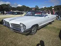 Une décapotable blanche