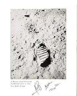Dédicace du premier pas sur la Lune