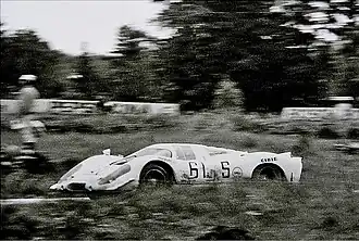 Gardner en course sur une Porsche 917 K en 1969.