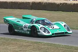 Une Porsche 917K en livrée verte appartenant à David Piper en démonstration en 2009.