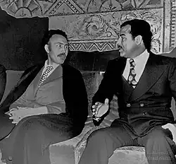 Deux hommes en conversation sur un canapé