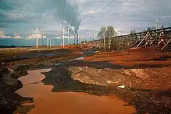Champ de résidus miniers autour de la fonderie, où les boues encerclaient encore les villes de Rouyn et Noranda à la fin des années 1970.