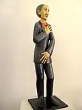 Banquier au costume bleu (vers 1980), bois, 104&nbsp;cm, collection particulière non sourcée.