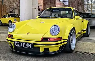 Une Porsche 911 Singer DLS exposée devant l'atelier du préparateur californien.