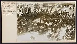 Photo d'époque en plongée sur le parc automobile pendant la pesée.