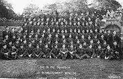 Photo noir et blanc d'un grand groupe d'hommes en uniforme.
