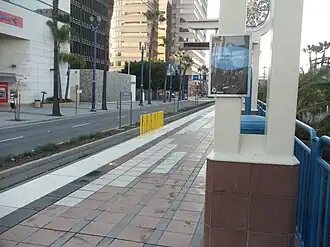 Quai d'une station de métro située en surface.