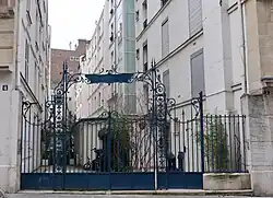 Nos&nbsp;2 et 4 : passage privé.